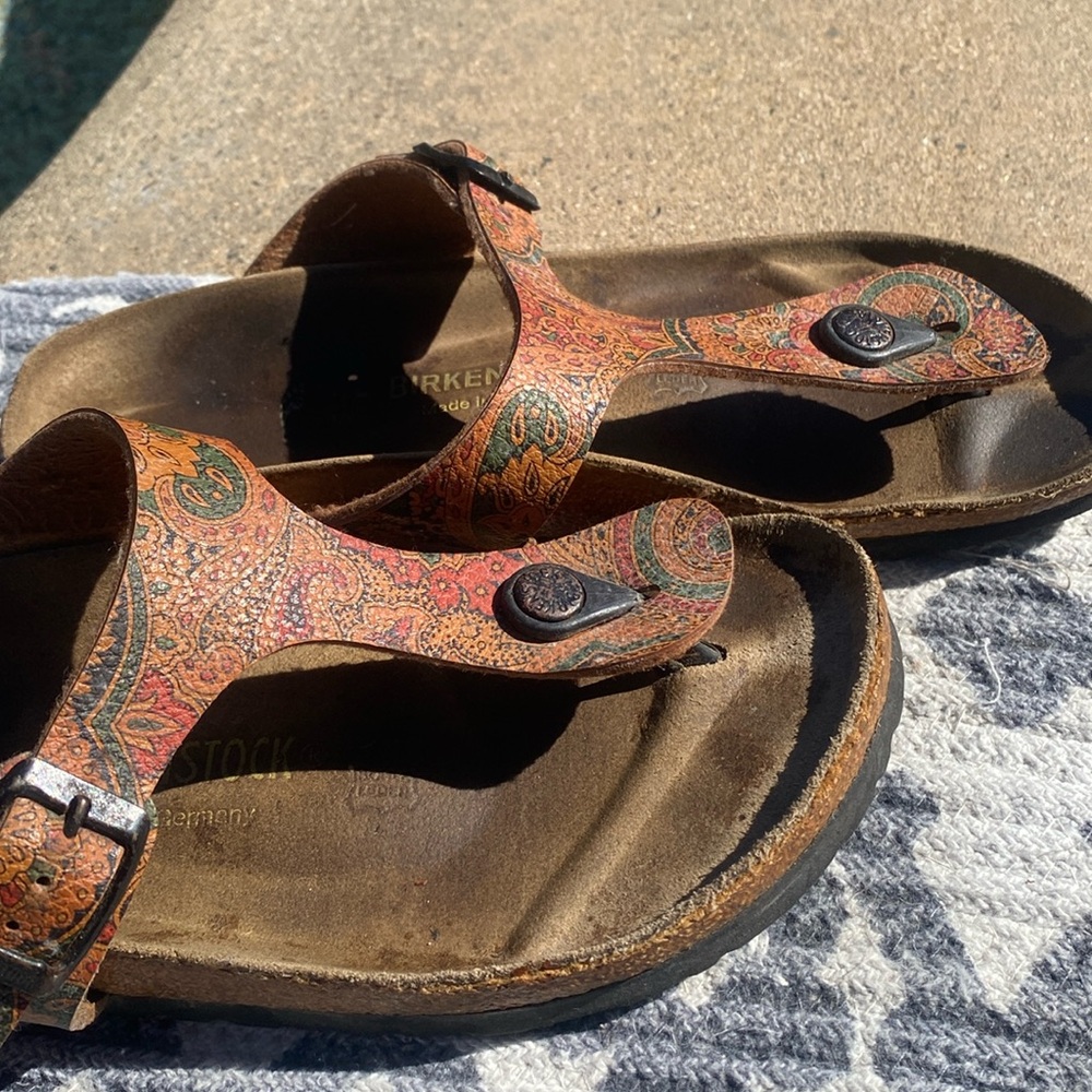 Birkenstock Gizeh Sandals cute bohemian multi color leather. Brown, red, green